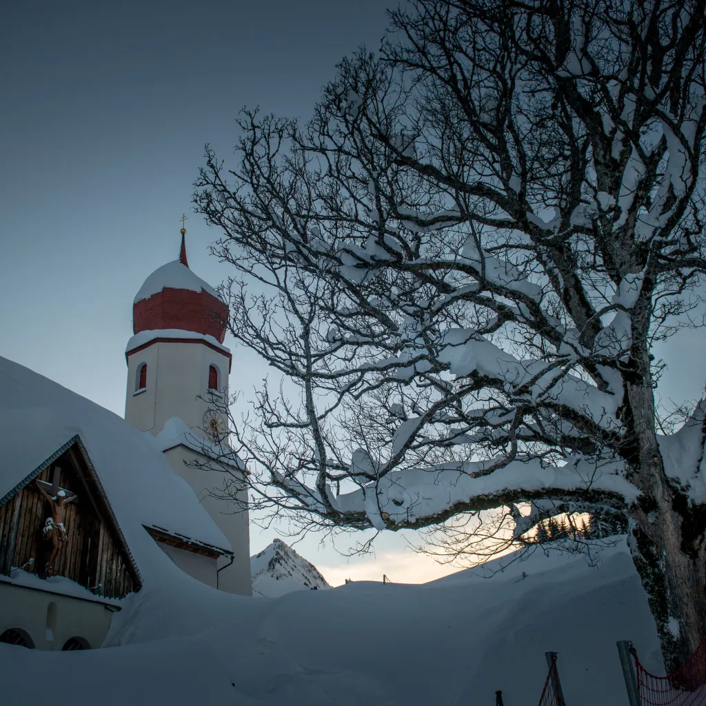 Damülser Kirche im Winter